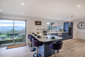 Microwave, oven, dishwasher, cookware/dishes/utensils - 4 Bed in Raw (oc-c30341) (Raw)