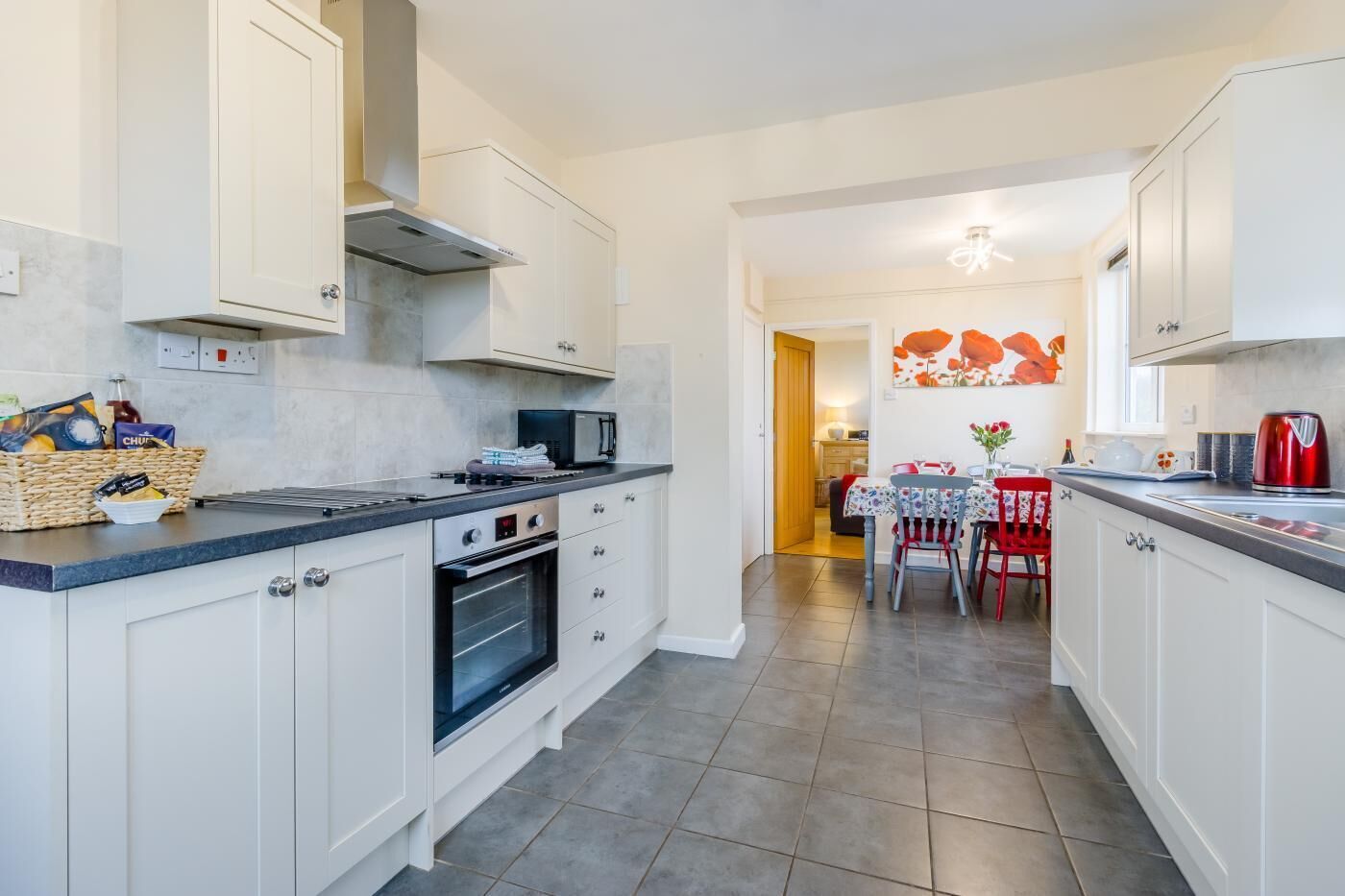 Microondas, horno, lavavajillas, silla alta para bebés