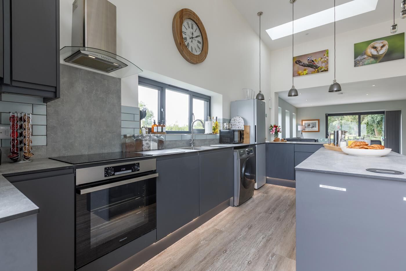 Micro-ondes, four, lave-vaisselle, chaise haute