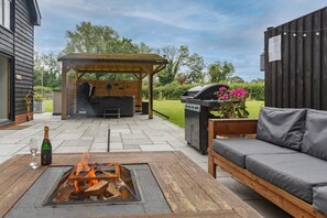 Outdoor dining - 4 Bed in Saham Toney (oc-o30348) (Saham Toney)