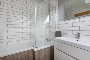 Towels - 4 Bed in Saham Toney (oc-o30348) (Saham Toney)