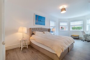 Tabla de planchar con plancha, wifi gratis, ropa de cama