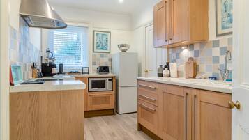 Microwave, oven, dishwasher, cookware/dishes/utensils