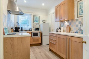 Microondas, horno, lavavajillas y utensilios de cocina