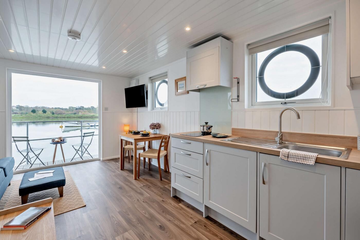 Fogão, talheres/pratos/utensílios de cozinha