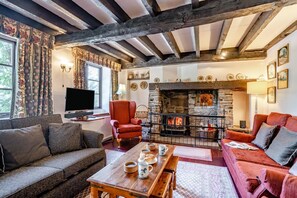 TV, fireplace - 7 Bed in Talgarth (oc-h30349) (Pengenffordd)
