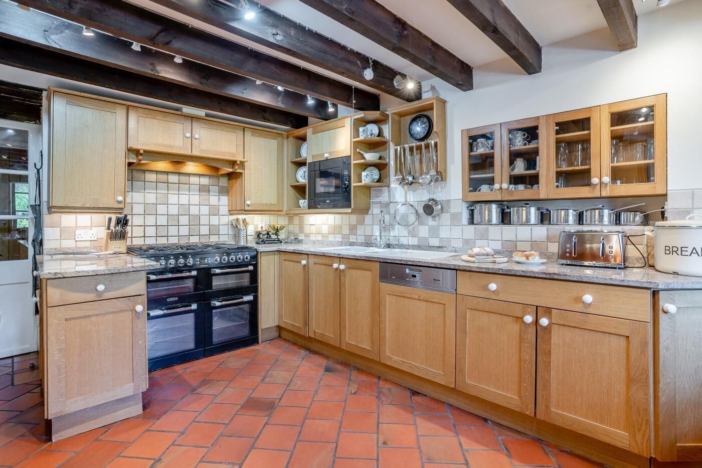 Microondas, horno, lavavajillas y trona infantil