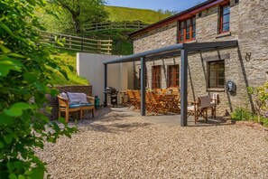 Outdoor dining - 7 Bed in Talgarth (oc-h30349) (Pengenffordd)