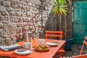 Outdoor dining - 3 Bed in Swanage (oc-s30316) (Swanage)