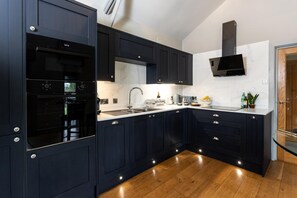 Oven, dishwasher, cookware/dishes/utensils