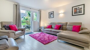A living room with two sofas, a coffee table, and a pink rug. - 3 Bed in St. Ives (oc-c30315) (Carbis Bay)