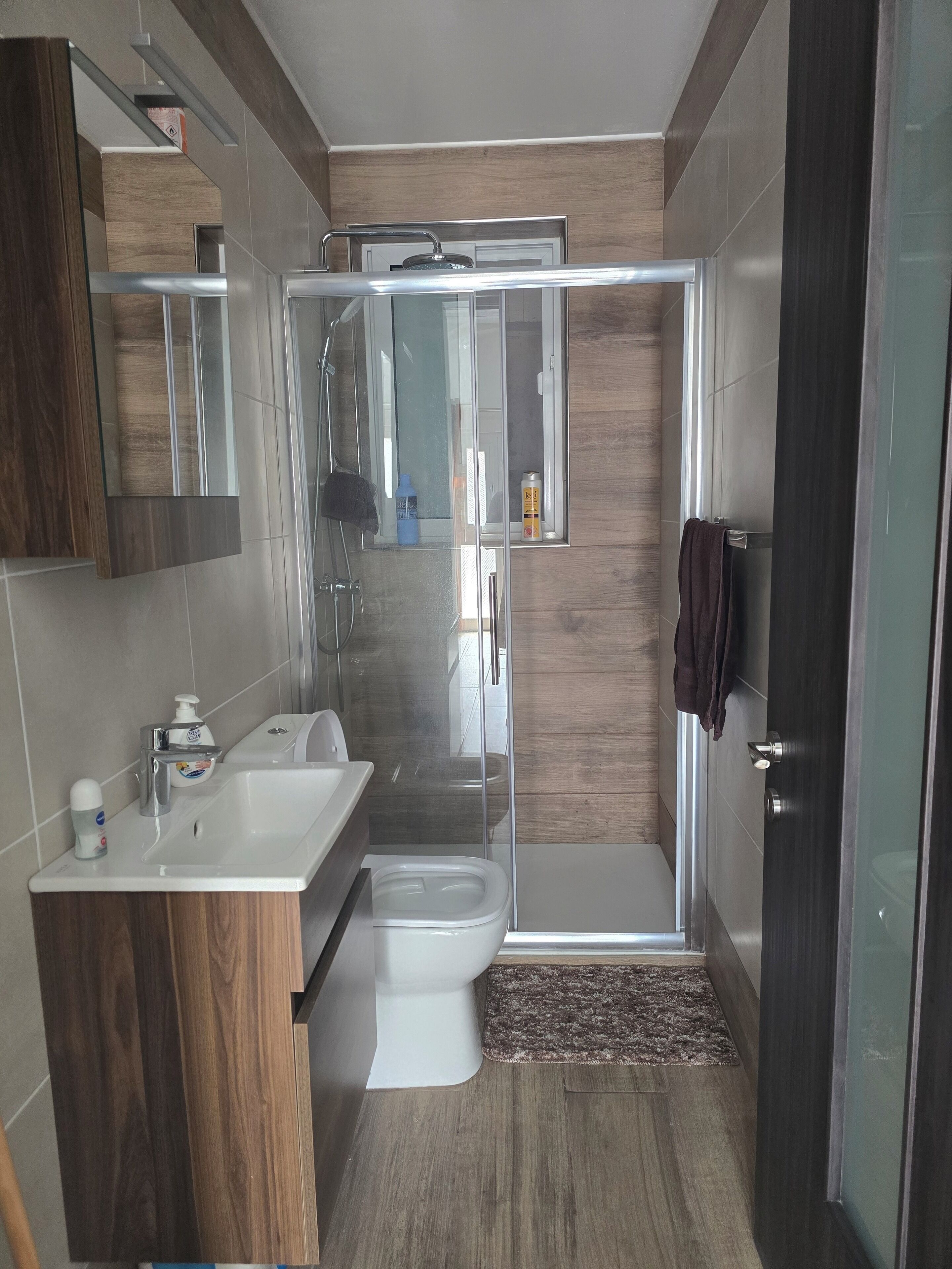 Gratis toiletartikelen, een haardroger, handdoeken, zeep
