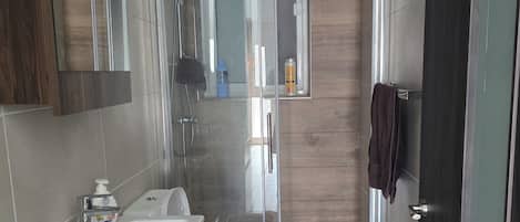 Kostenlose Toilettenartikel, Haartrockner, Handtücher, Seife