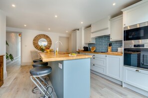 Microwave, oven, dishwasher, highchair - 2 Bed in Eastbourne (oc-b30246) (Eastbourne)