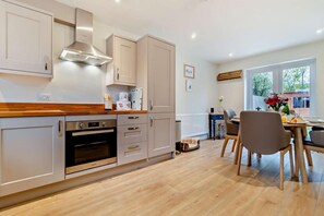 Four, lave-vaisselle, chaise haute