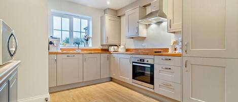 Four, lave-vaisselle, chaise haute