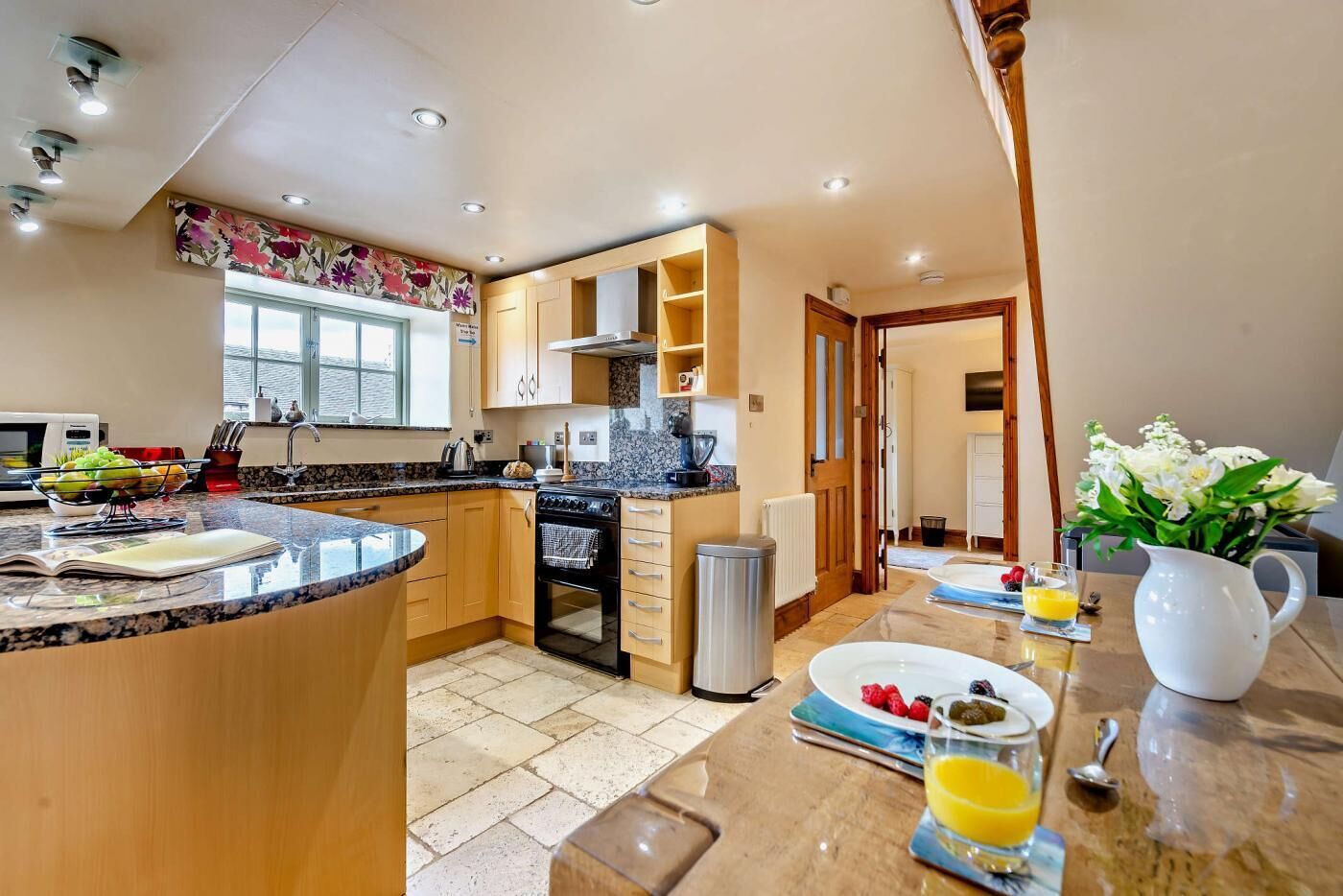 Mikrowelle, Ofen, Hochstuhl, Kochgeschirr/Geschirr/Besteck