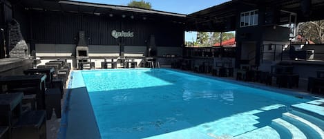 Una piscina al aire libre