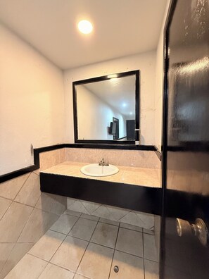 Habitación individual | Baño | Regadera, toallas, jabón, shampoo 