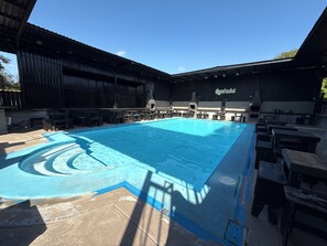 Una piscina al aire libre