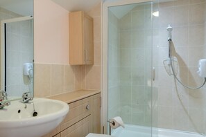 Towels - 1 Bed in Sutton (oc-u30398) (Sutton)