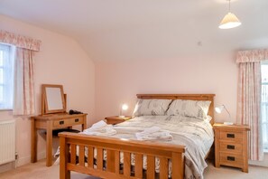 Tabla de planchar con plancha, wifi gratis y ropa de cama 