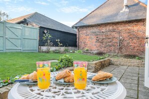 Outdoor dining - 1 Bed in Sutton (oc-u30398) (Sutton)