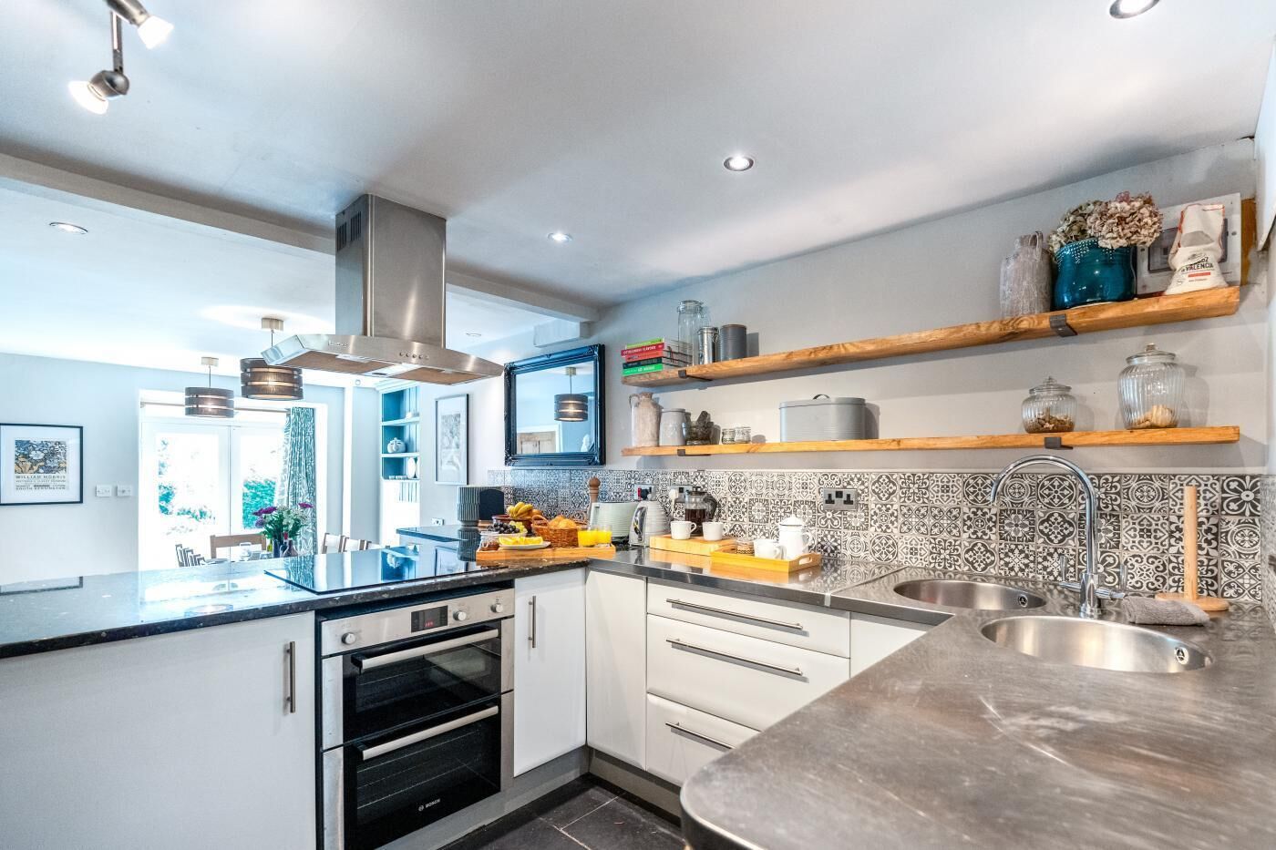 Microondas, horno, lavavajillas y utensilios de cocina