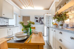 Microwave, oven, cookware/dishes/utensils - 1 Bed in Glan Conwy (oc-g30282) (Llansanffraid Glan Conwy)