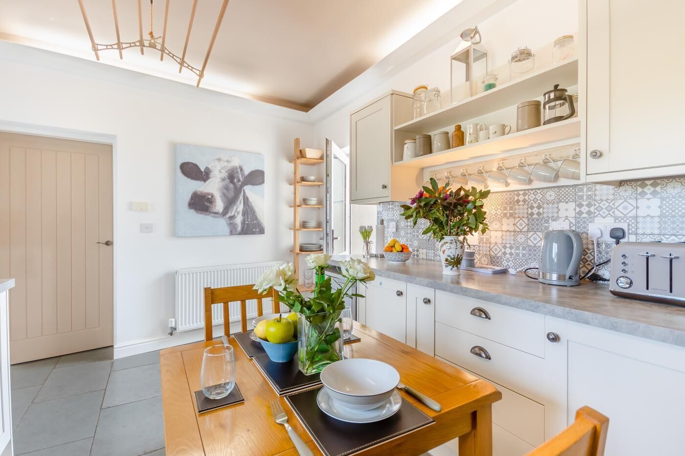 電子レンジ、オーブン、調理器具と食器