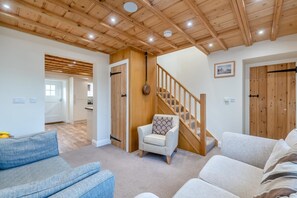 TV - 3 Bed in Stainsacre (oc-n30332) (Sneatonthorpe)