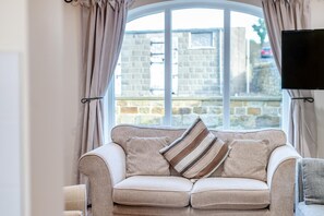 TV - 3 Bed in Stainsacre (oc-n30332) (Sneatonthorpe)