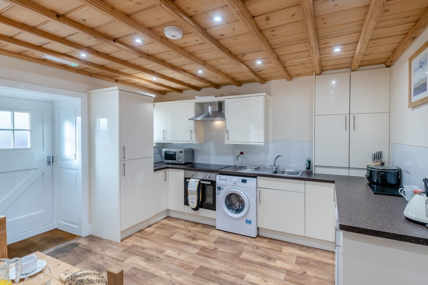 Fogão, lava-louças, cadeirão de bebê