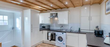 Fogão, lava-louças, cadeirão de bebê