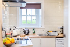 Oven, cookware/dishes/utensils - 1 Bed in Stainsacre (oc-m30333) (Sneatonthorpe)