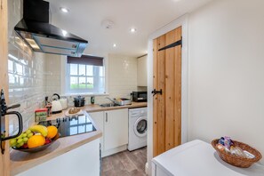 Oven, cookware/dishes/utensils - 1 Bed in Stainsacre (oc-m30333) (Sneatonthorpe)