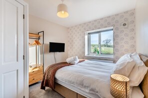 3 bedrooms, iron/ironing board, travel cot, free WiFi - 3 Bed in Stainsacre (oc-d30331) (Sneatonthorpe)