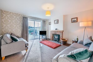 TV, fireplace - 3 Bed in Stainsacre (oc-d30331) (Sneatonthorpe)