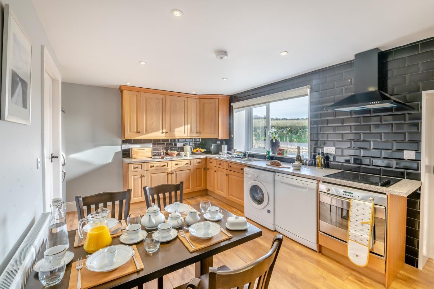 Fogão, lava-louças, cadeirão de bebê