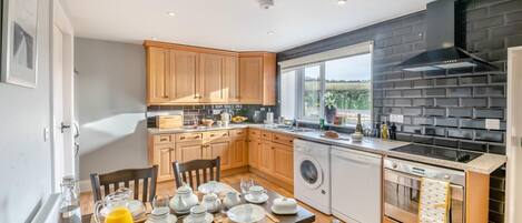 Fogão, lava-louças, cadeirão de bebê