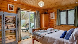Ein gemütliches Schlafzimmer mit Bett, Kleiderschrank und Fenster.