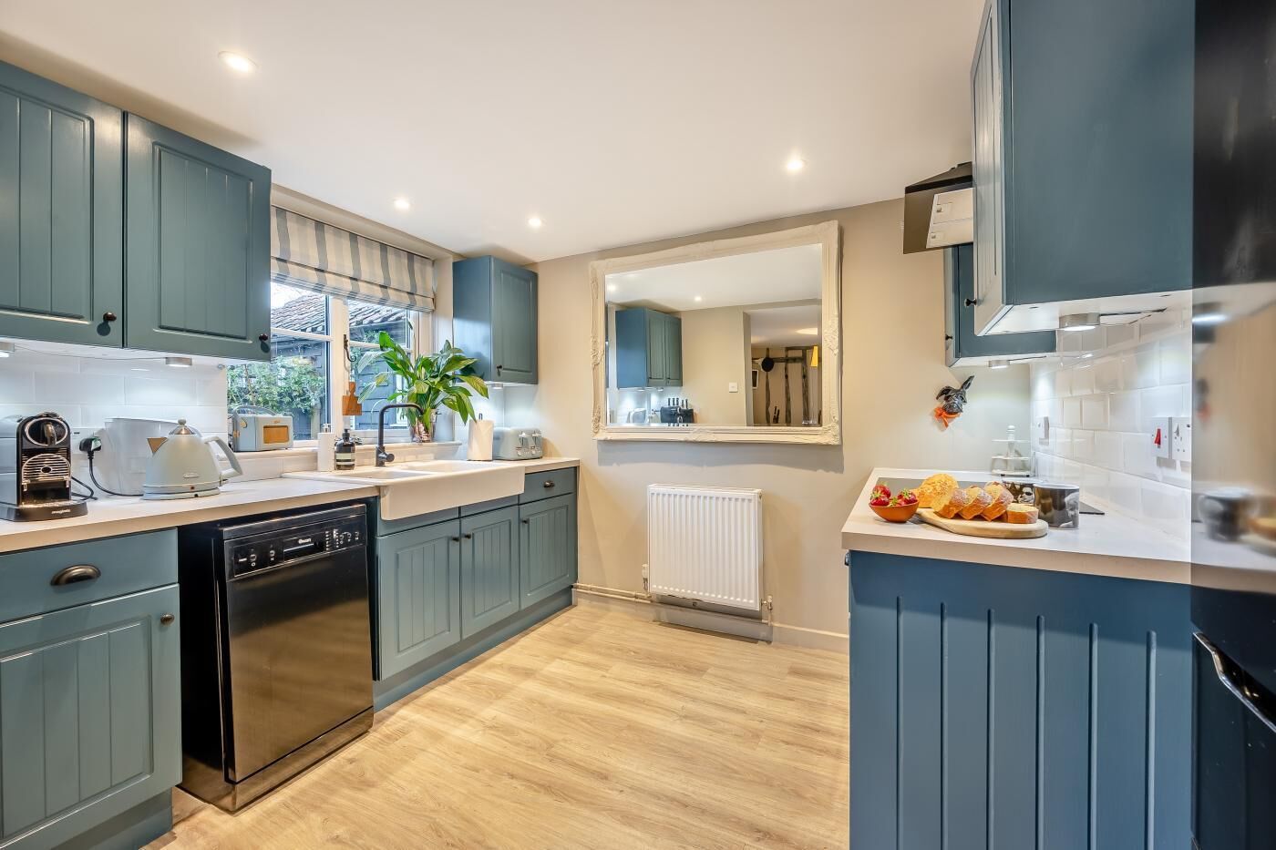 Micro-ondas, fogão, lava-louças, talheres/pratos/utensílios de cozinha