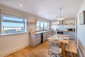 Microwave, oven, dishwasher, cookware/dishes/utensils - 3 Bed in Broxa (oc-f30400) (Hackness)
