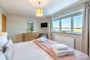 Iron/ironing board, travel cot, free WiFi, bed sheets - 3 Bed in Broxa (oc-f30400) (Hackness)