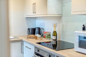 Oven, dishwasher, high chair, cookware/dishes/utensils - 1 Bed in Stainsacre (oc-h30329) (Stainsacre)