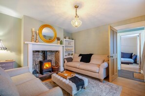 TV, fireplace - 4 Bed in Maidstone (oc-s30425) (Boughton Monchelsea)