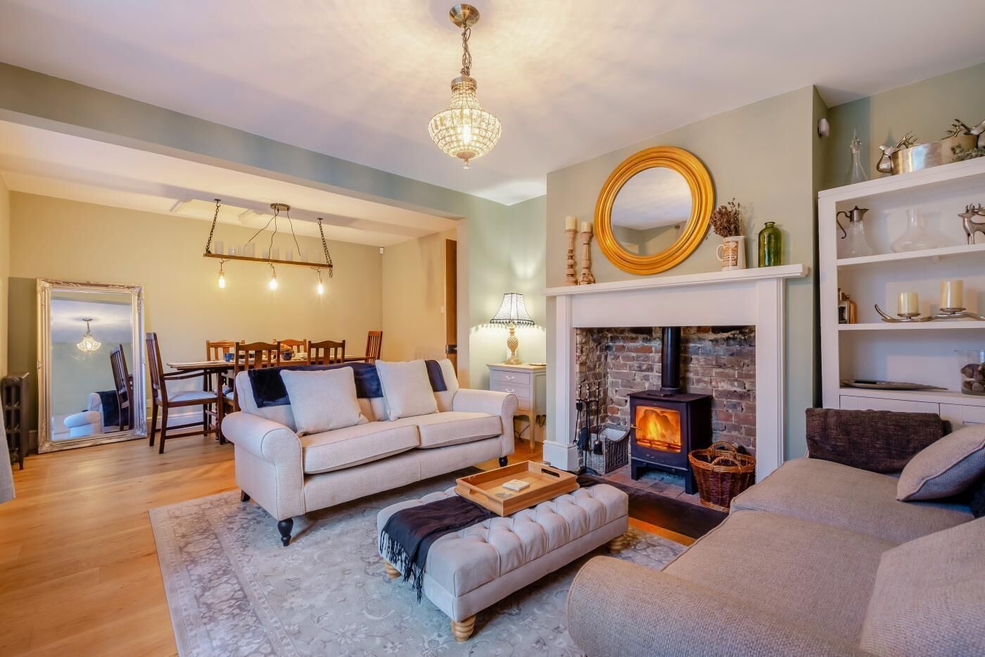 Een televisie en een open haard