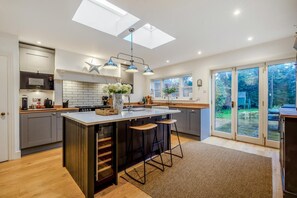 Oven, dishwasher, cookware/dishes/utensils - 4 Bed in Maidstone (oc-s30425) (Boughton Monchelsea)