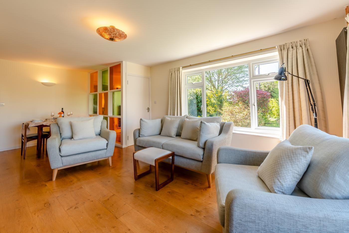 Una televisión, una chimenea