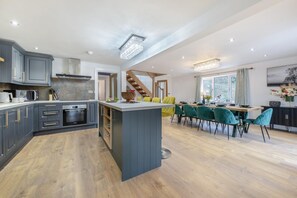 Microwave, oven, dishwasher, high chair - 4 Bed in Milford Haven (oc-y30370) (Black Bridge)